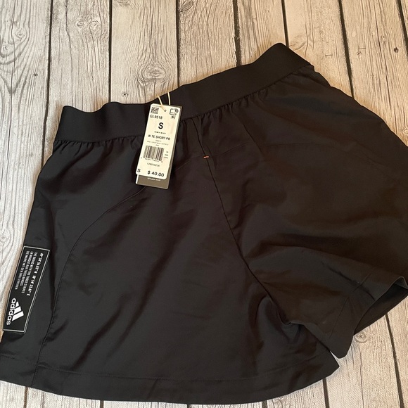 Women's PrimeBlue Bungee-Hem Shorts
Size Small
***NEW WITH TAGS*** - Picture 7 of 8